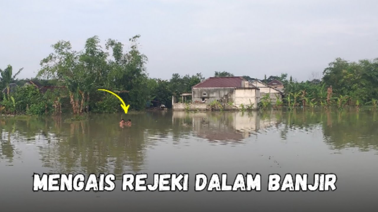 Mengais Rejeki Dalam Banjir