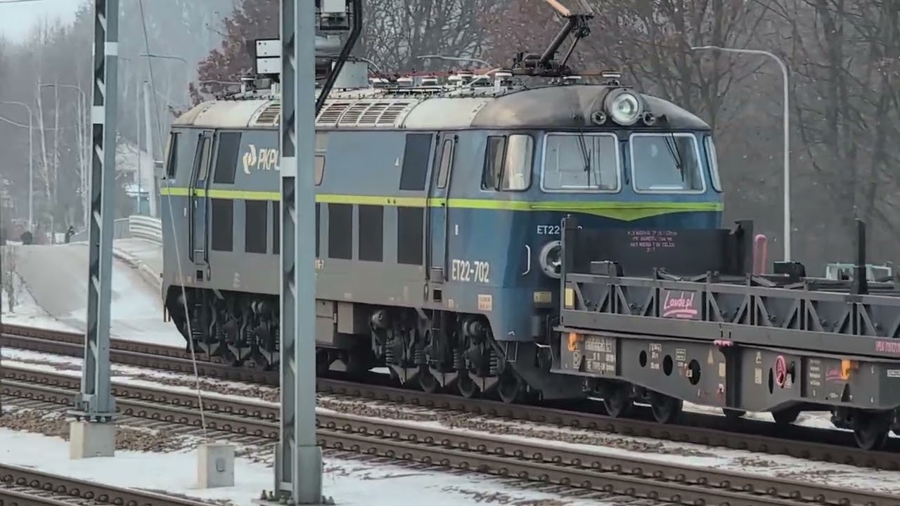 ET22-702 z próżnymi platformami Laude wjeżdża na małą obwodnicę Krakowa do PrB.