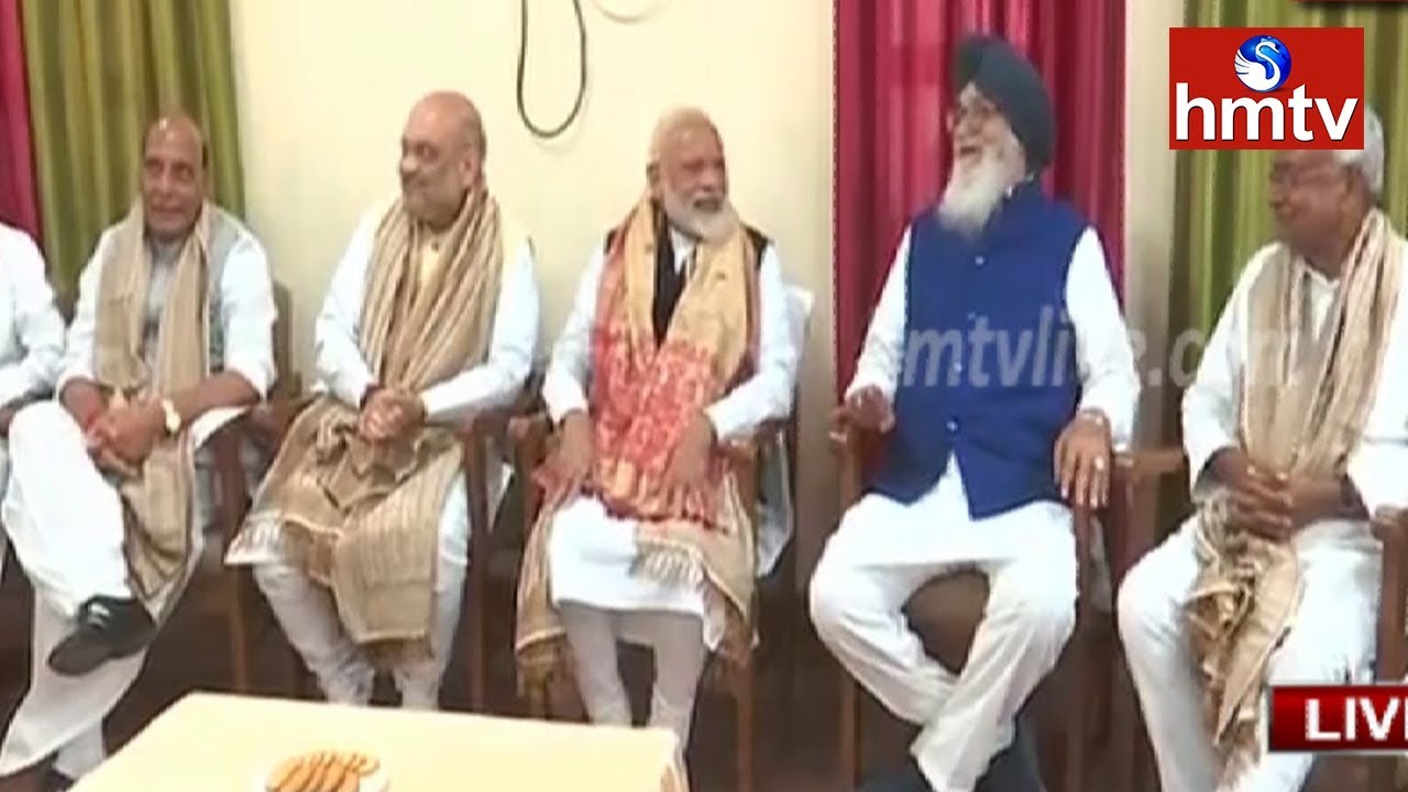 PM Narendra Modi Reaches Varanasi Collectorate Office | hmtv