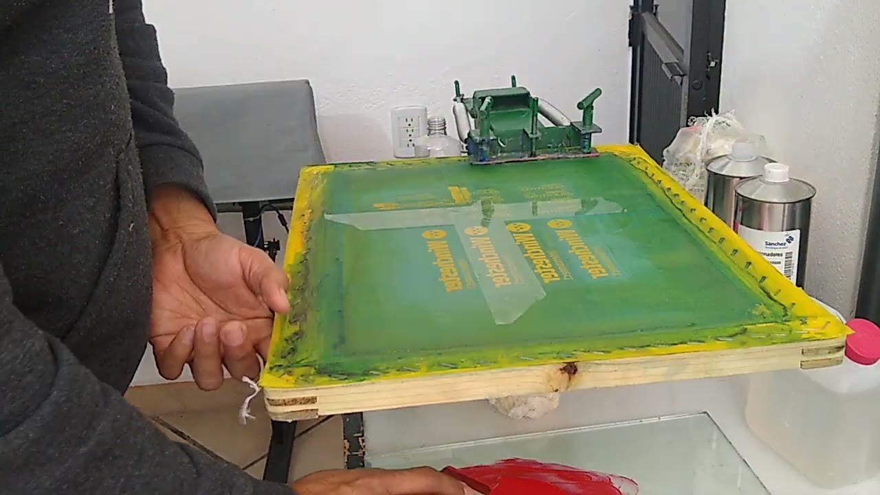 EN VIVO   imprimiendo cilindros de plástico con serigrafia
