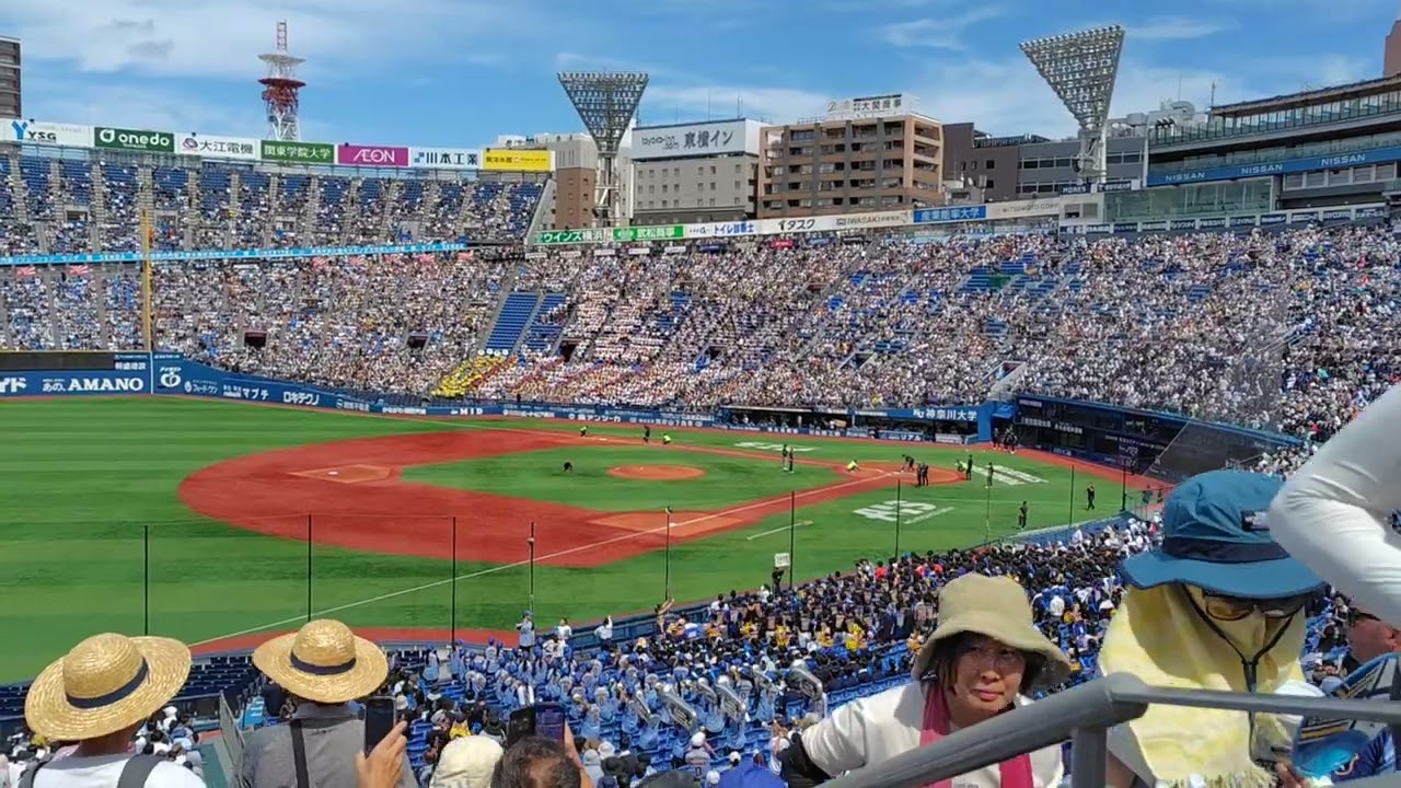 神奈川決勝戦　横浜高校と東海大相模の試合前の応援合戦