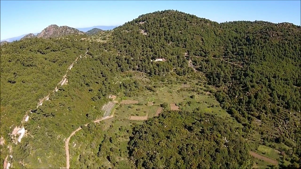 The  nature of the Stavrolongos caldera on Methana