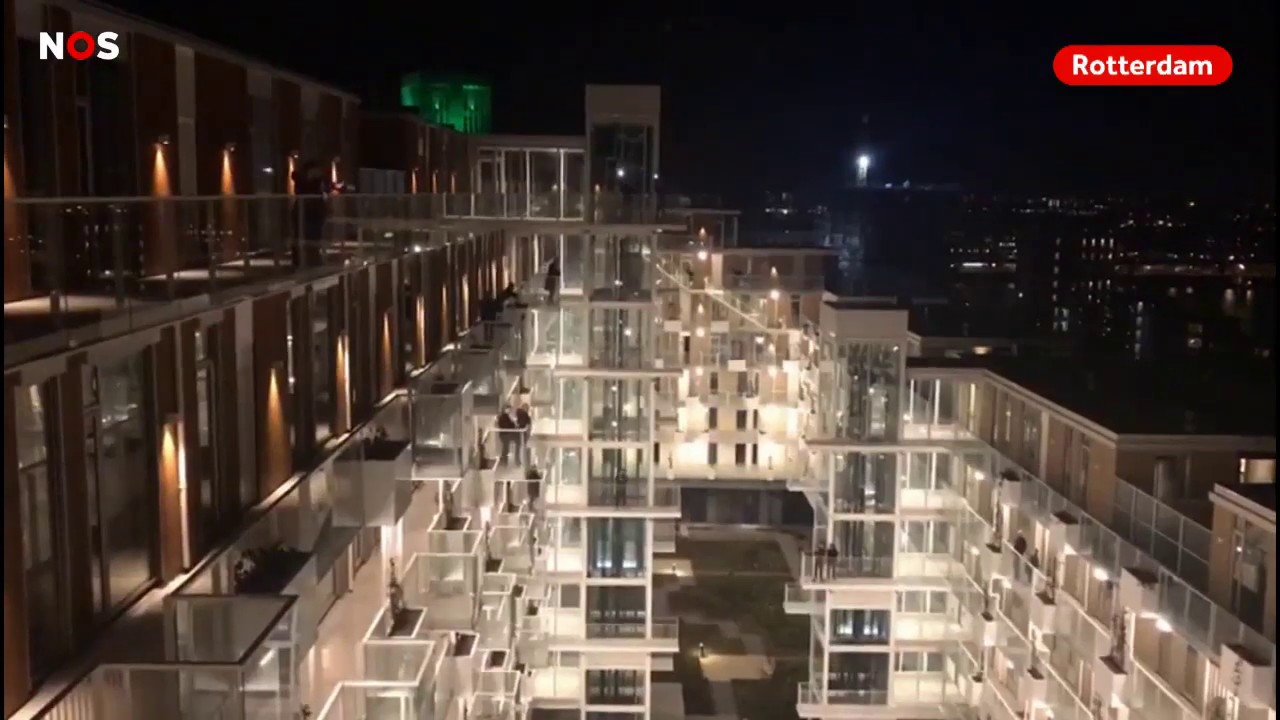 Netherlands cheering/clapping for the doctors and nurses