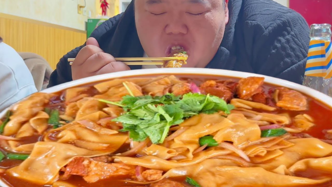 猴哥打卡焖饼盖被老馆子！地道风味一口沦陷！菜品好吃焖饼更是越嚼越香！【胖猴仔】