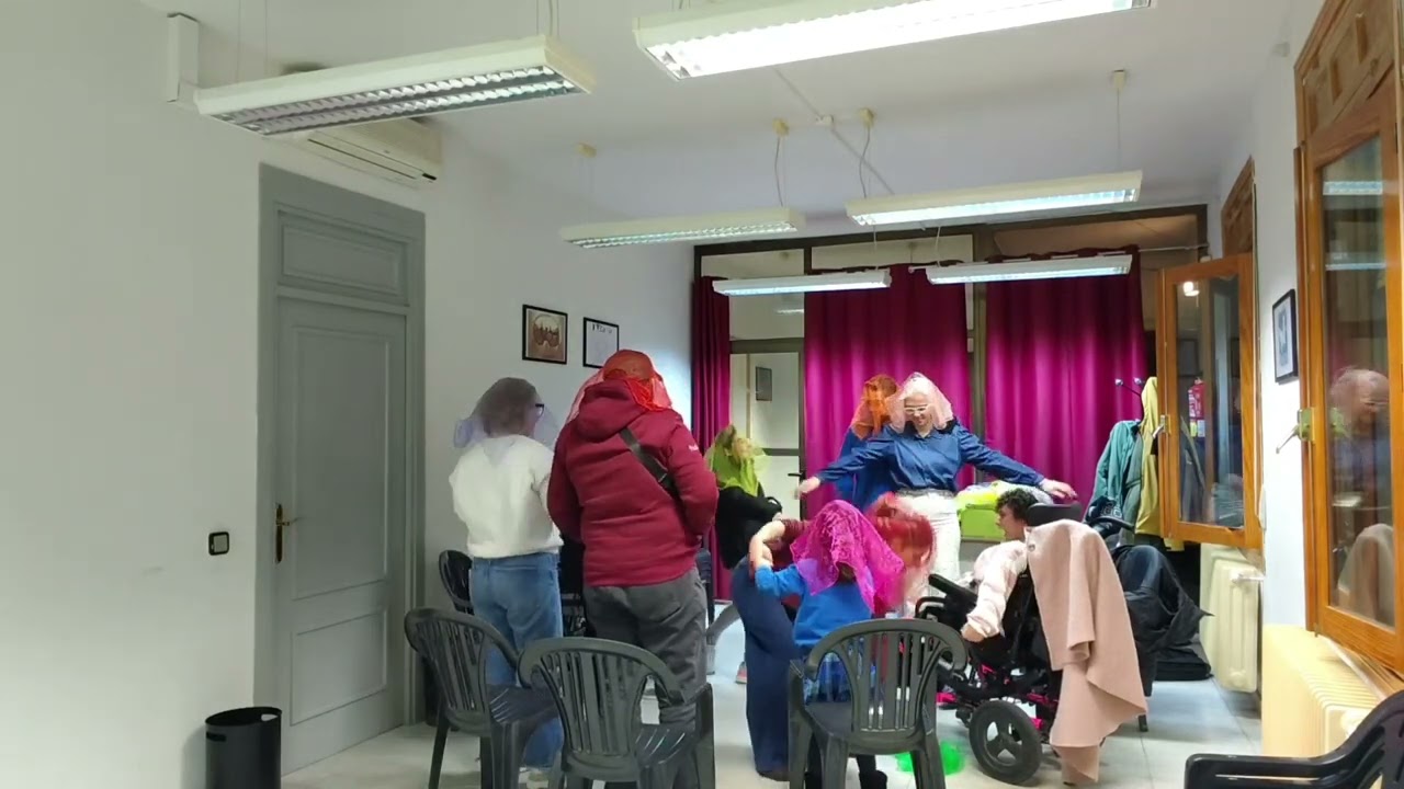 𝕄𝕌𝕊𝕀ℂ𝕆𝕋𝔼ℝ𝔸ℙ𝕀𝔸 con personas con necesidades especiales, pañuelos y música folclórica.