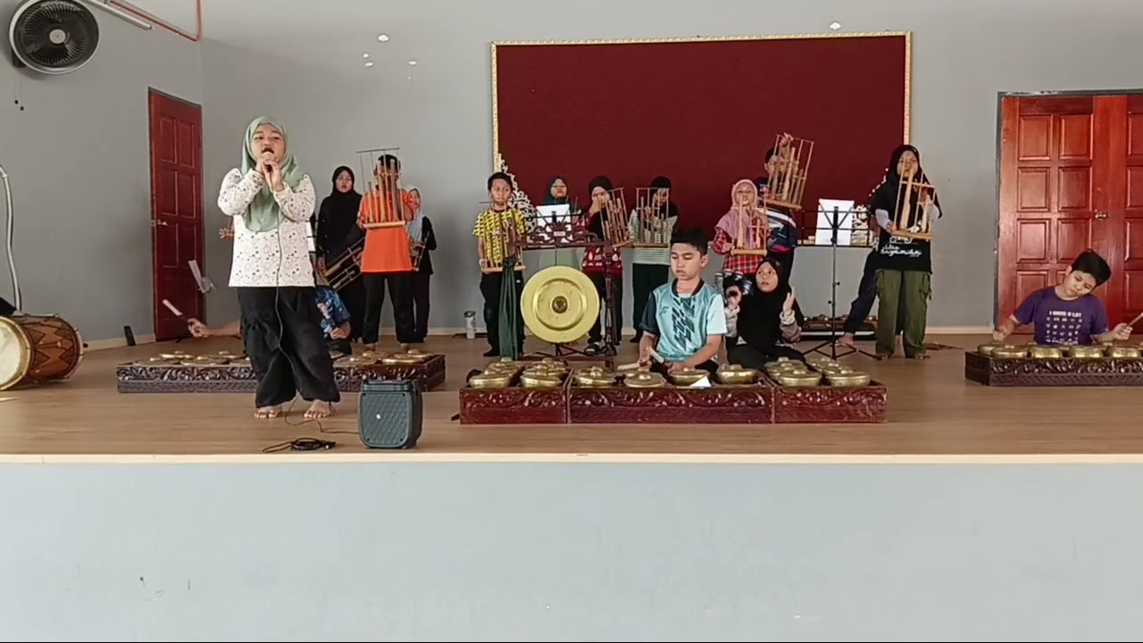 Vocal testing: the whole ensemble of Kuda Hitam - cover Hetty Koes Endang