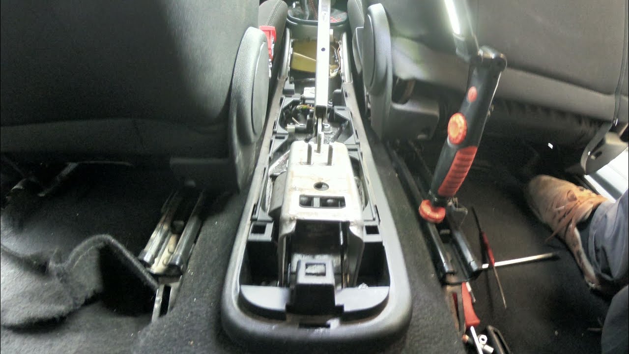 Removing the handbrake cables Alfa Romeo Mito (Rimozione cavi freno a mano Alfa Mito)
