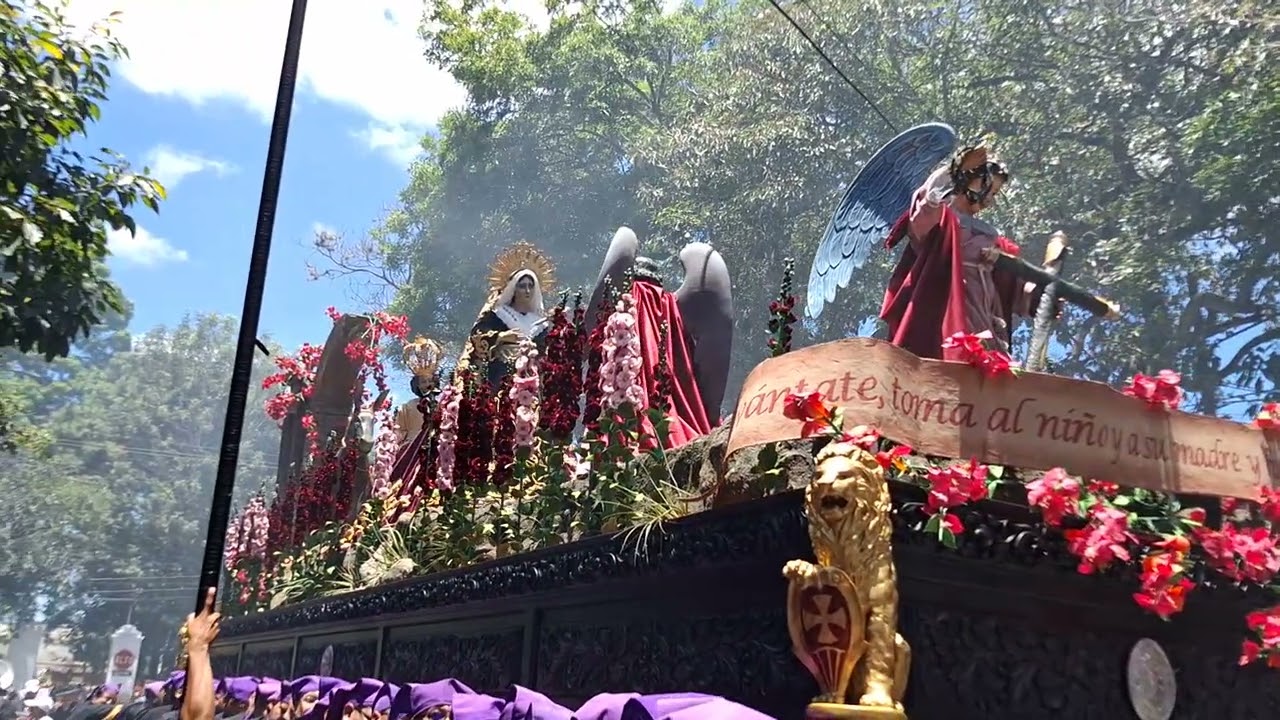 Paso de la C. I. Virgen de Dolores por parque Isabel La Católica, Viernes Santo 18 de abril 2025