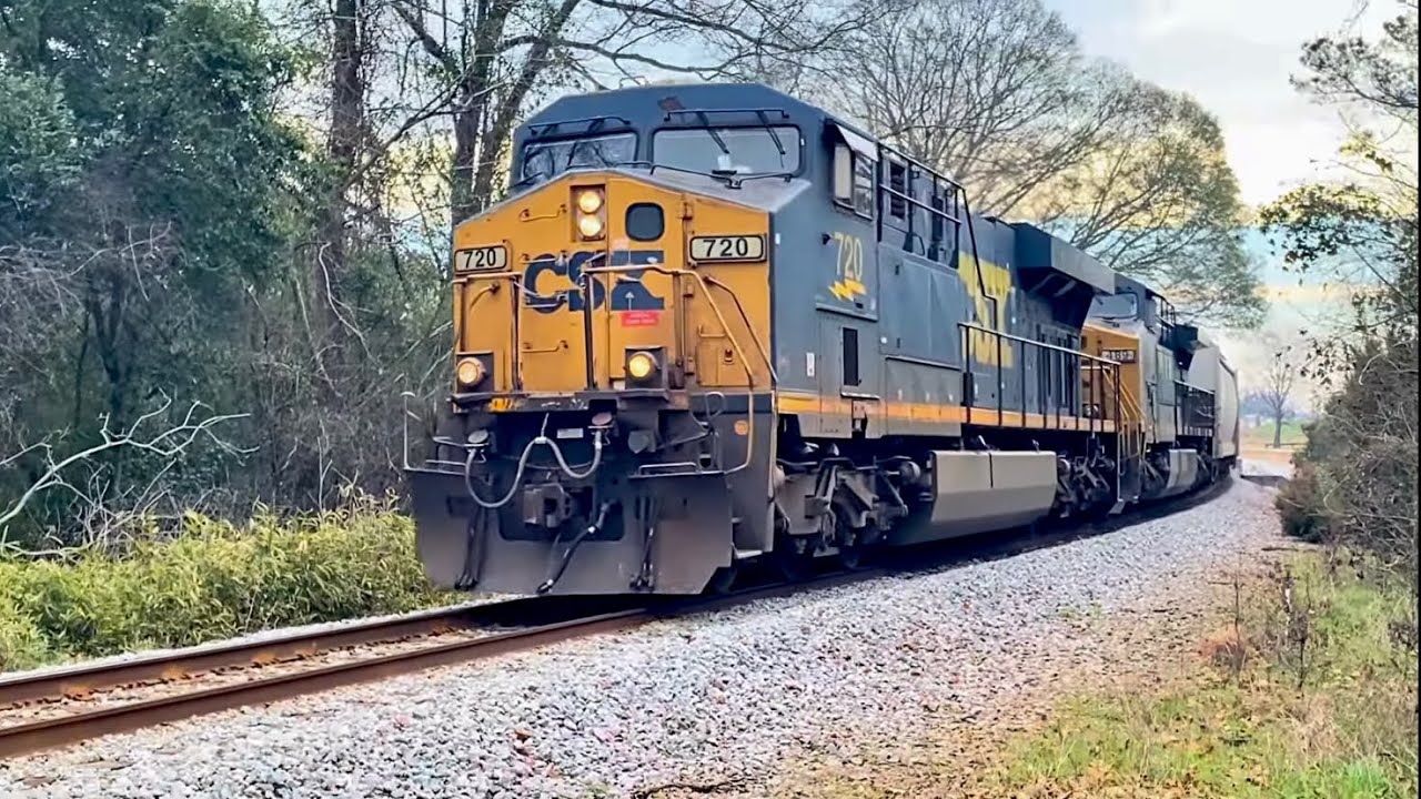 CSX 720 Leads X692 with a nice K5HL & Crew