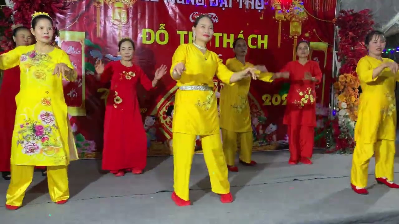 múa tổ dân phố bắc kế mừng thọ cụ 95