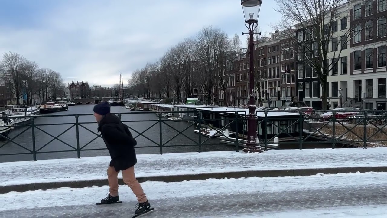 Schaatsen op de straten van Amsterdam. Januari 2026.