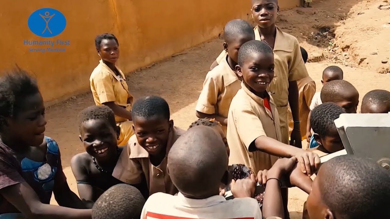 Emotionale Momente, als Kinder in Benin zum ersten Mal sauberes Wasser sehen | Ahmadiyya
