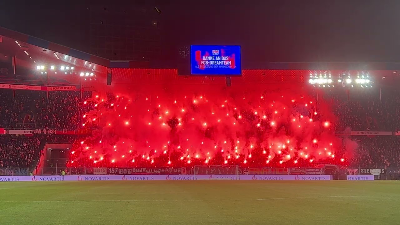 FC Basel vs FC Zürich: Blockfahne und Feuermeer - 20.10.2022