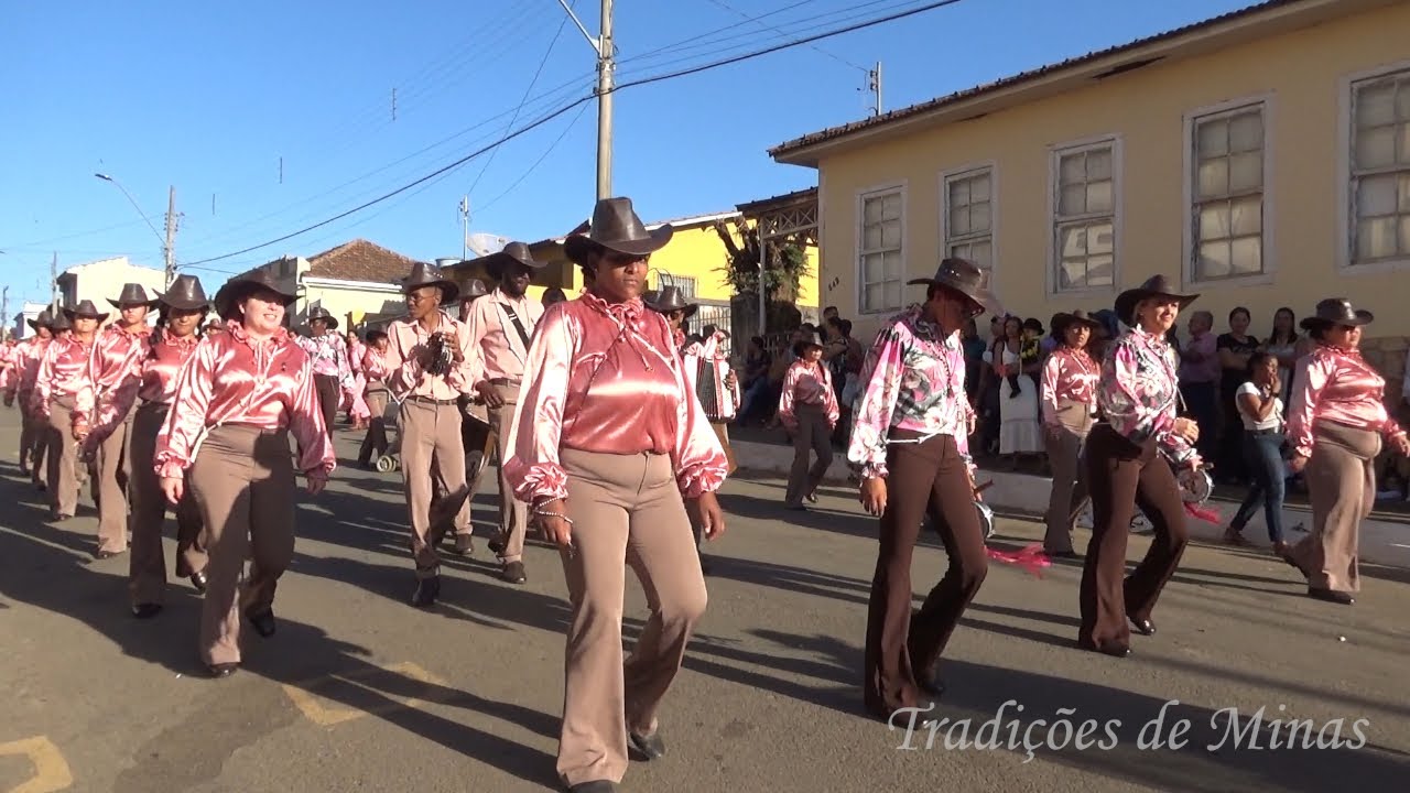 Ternos de Reinado dançando perto da igreja | Dores do Indaiá - 2022