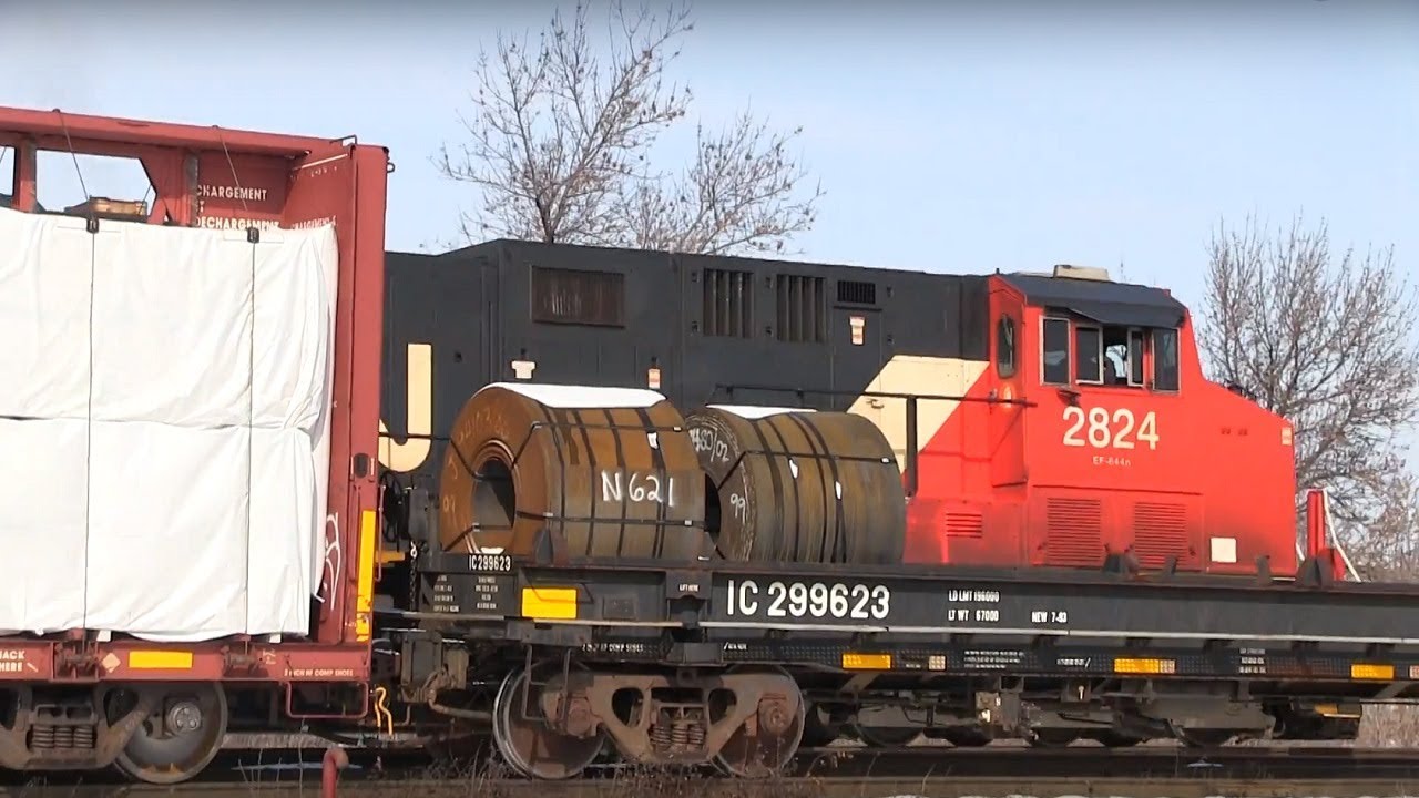 CN Train Spotting HD: CN 2824 Races Q102 By A Mixed Freight With Loud K5HL Honking 2/3 3/27/18