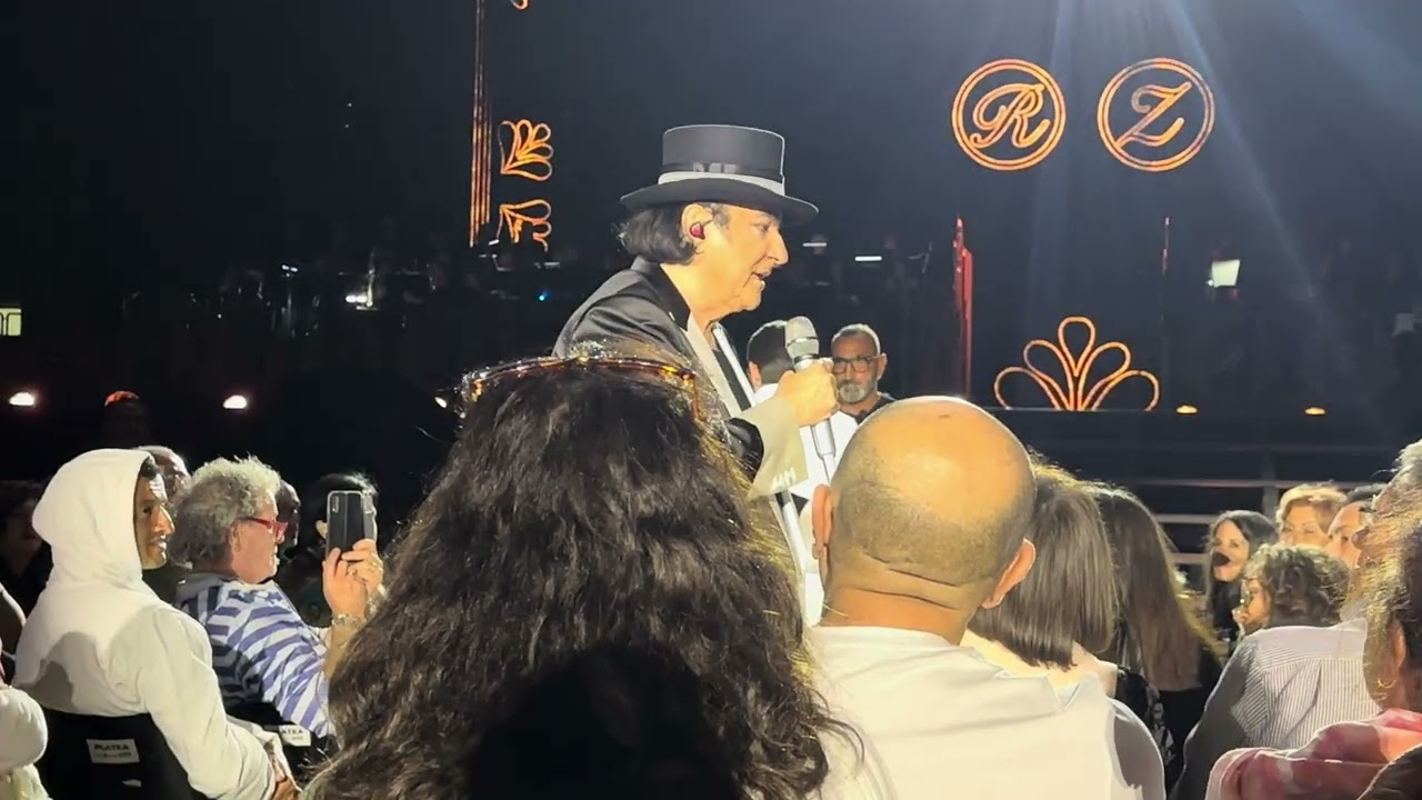 Renato scende tra il pubblico per chiacchierare - Renato Zero - Autoritratto Tour Estate - Bari