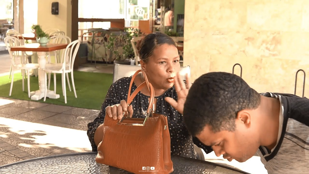 Cuando sales con tu HIJO carlito y no se sabe comportar delante de otras personas