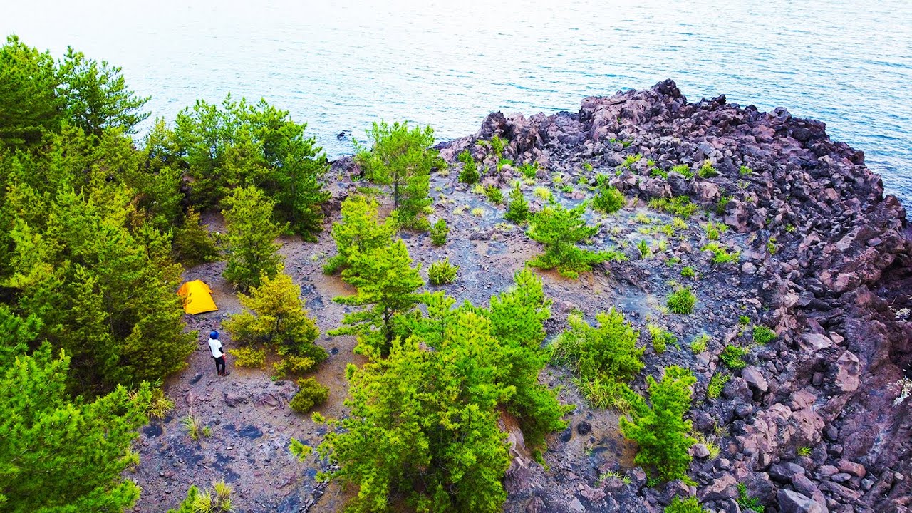 火山島のふもとにテント張って泊まり込みで釣りをする。