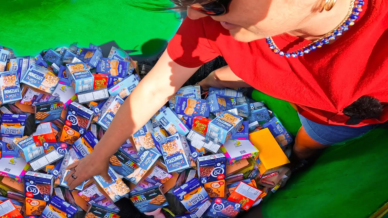 JACKPOT This Dumpster Was FULL Of FREE FOOD And GOODIES