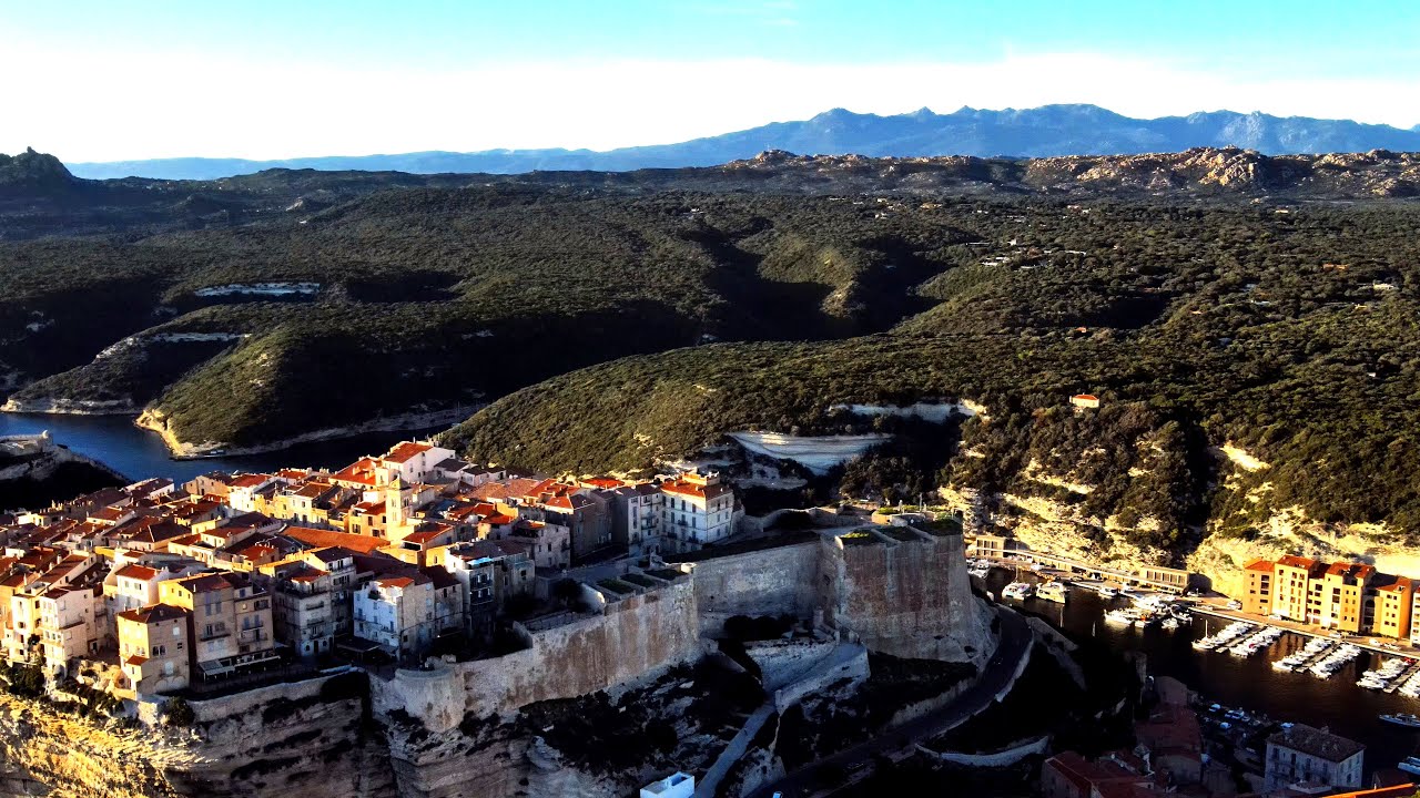 Bonifacio, historische Stadt an der Südspitze von Korsika. Drohnenaufnahmen in 4K.