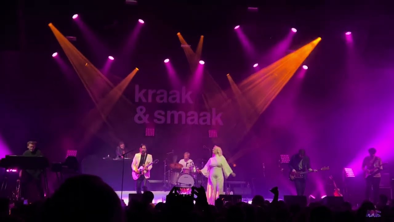 Kraak & Smaak with Izo FitzRoy playing Sweet Time at TivoliVredenburg Utrecht (NL) - Dec 23, 2023
