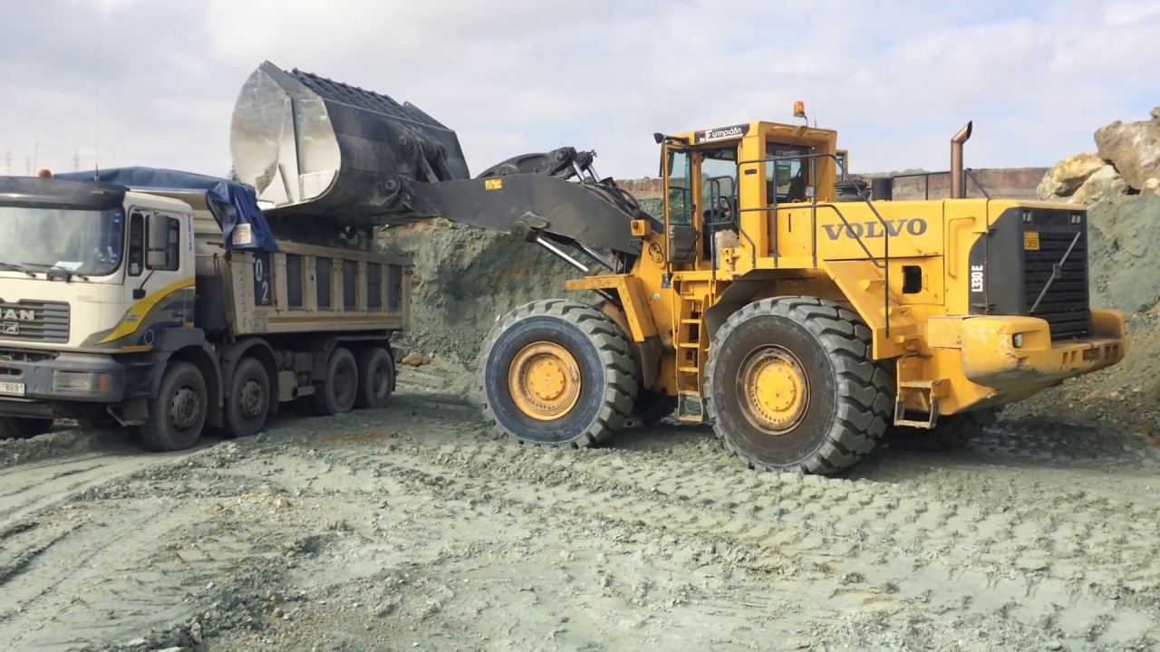 Volvo L330E Wheel Loader Loading Trucks
