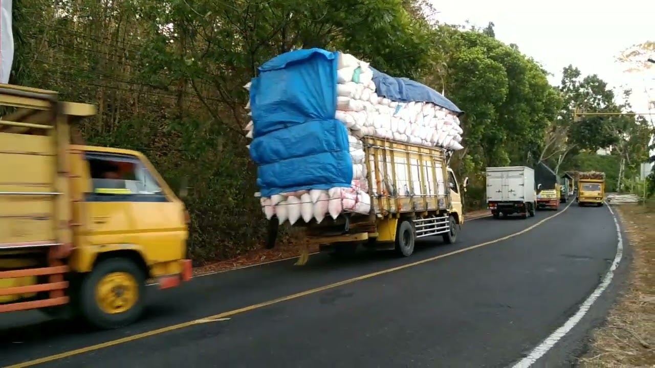Truck tebu gandeng merambat ditikungan nanjak jalur tengkorak lahor karangkates