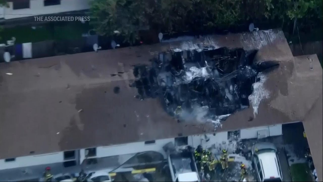 Rescue helicopter crashes into building in Florida, 2 dead