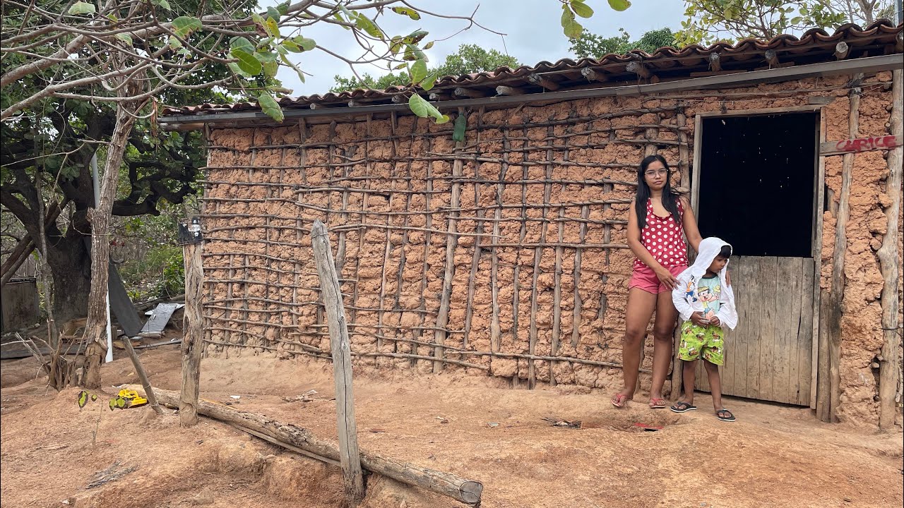 ￼￼ mãe de 21 anos￼ ￼ ￼￼vive esquecida numa casa de taipa no topo da Serra ￼