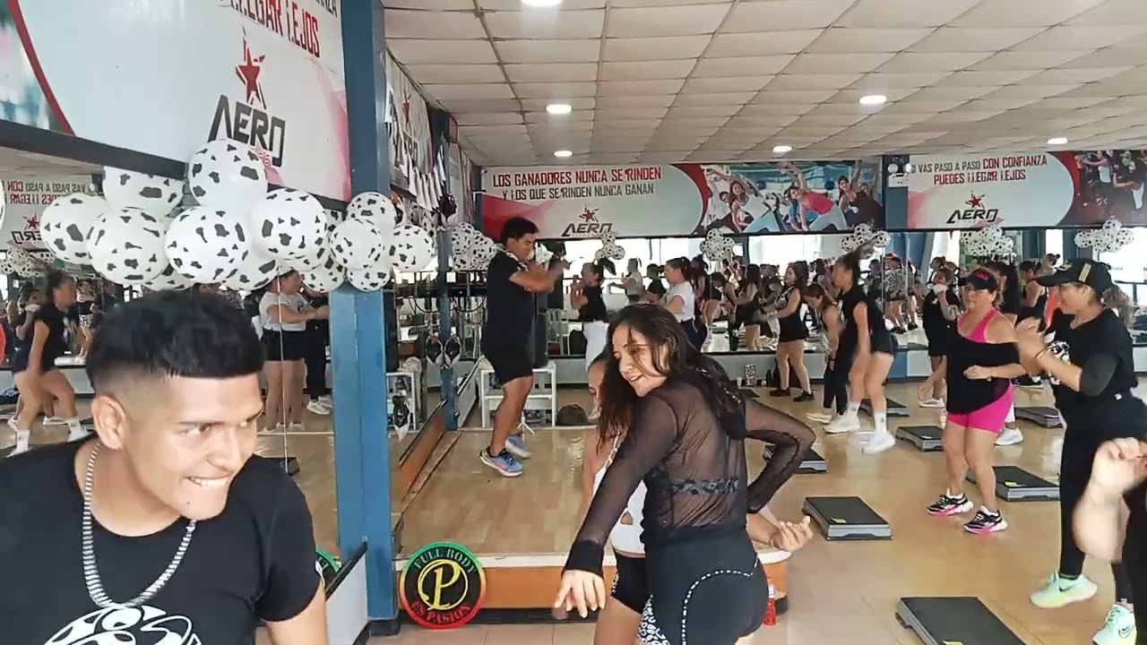 Disco Juyayay con el profesor Luis Tito en el Lanzamiento de Sebastian Quinto en AerofitnesGym.