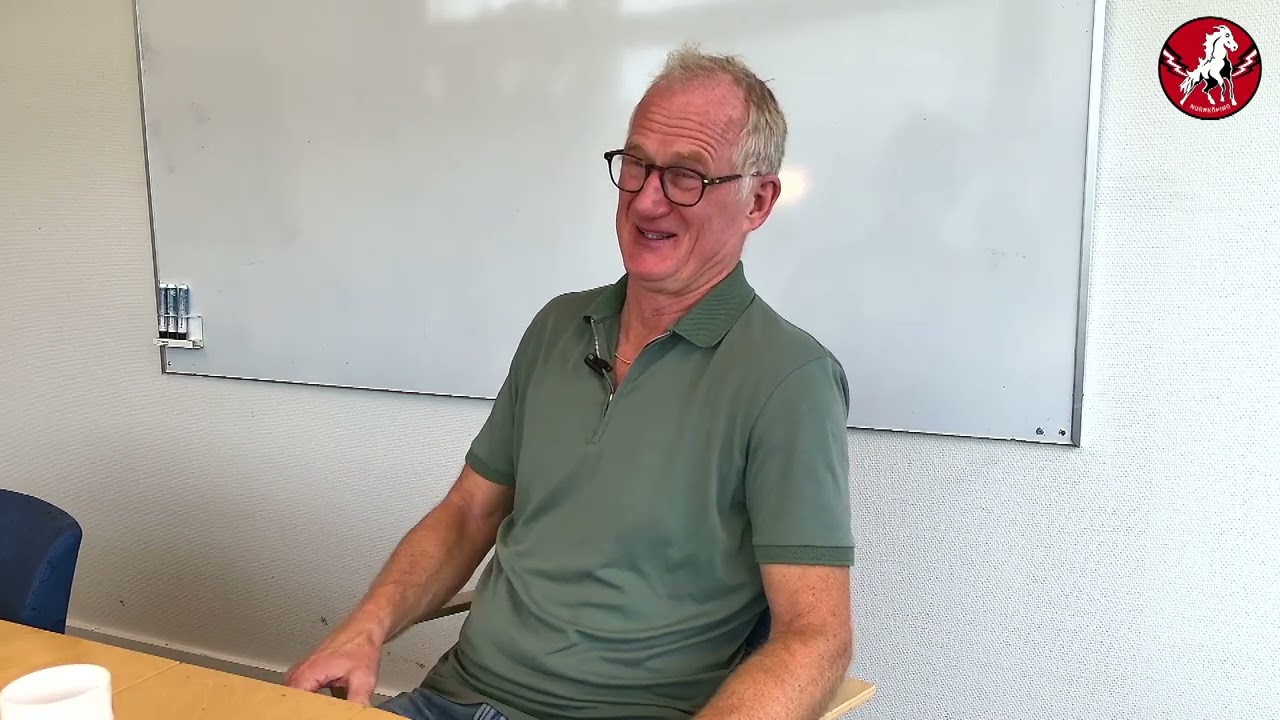 Benka Nyberg gör comeback i speakerbåset – rösten bakom världens bästa hockeylag!