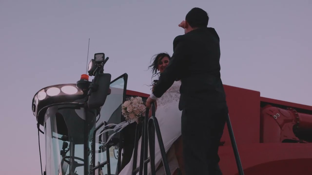 Llegaron al casamiento en una cosechadora: 