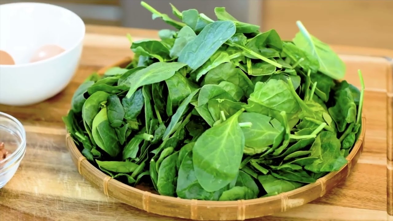 Mangiare 1 ciotola di spinaci la sera fa questo al tuo corpo | Quali sono i vantaggi degli spinaci?