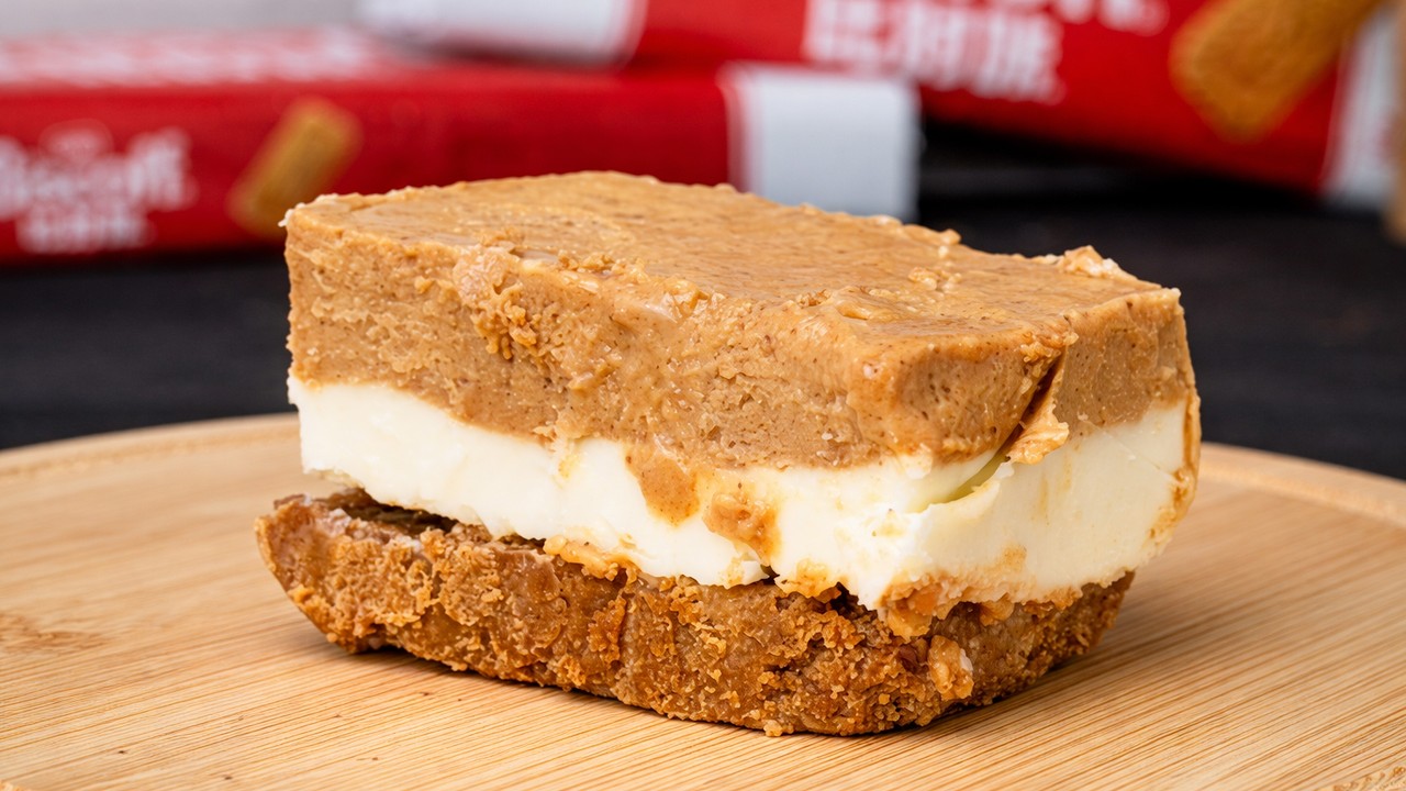No-Bake Biscoff Cheesecake Bars (Easy 5-Ingredient Dessert)