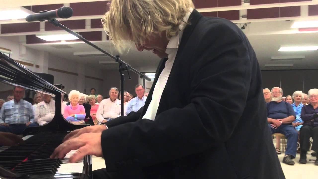 Silvan Zingg plays his amazingg Caravan in Dubois Wyomin USA