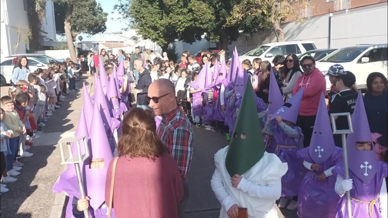A pie de calle. Procesión de Semana Santa. CEIP Los Llanos, Almonte.