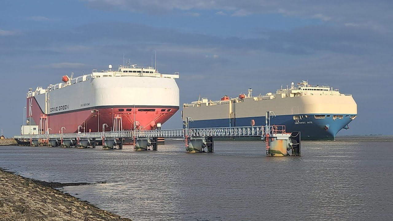 Der Car Carrier "Amthyst Ace" auslaufend Emden.