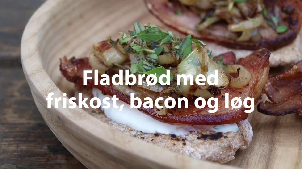 Fladbrød med friskost, bacon og løg - Flatbread with cream cheese, bacon and onion