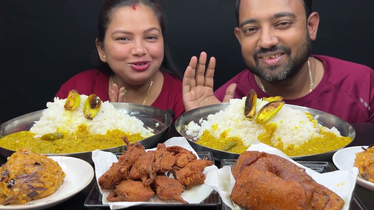 BIGBITES, Eating Rice With Dal Paturi, Alu seddho, Beguni, Macher Dim er Bora।।