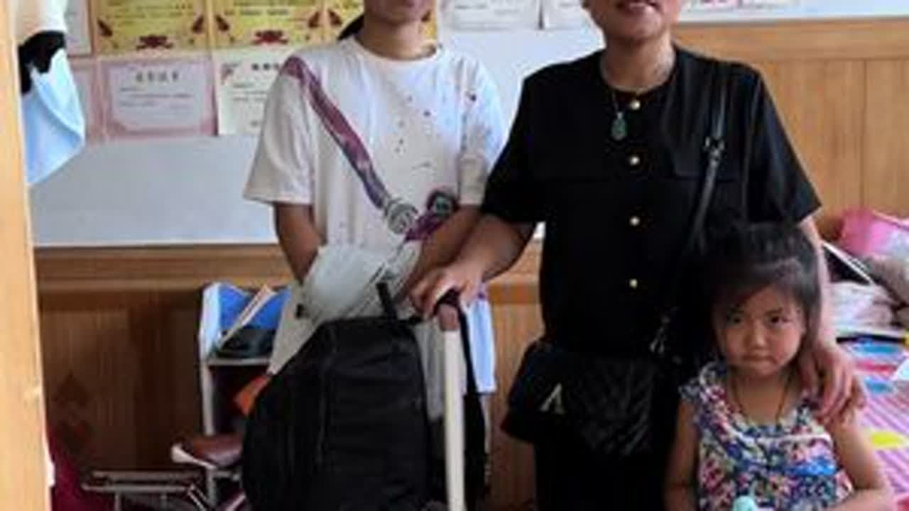 暑假不带孩子，一个人回安徽老家坐火车14个半小时回家看老爸