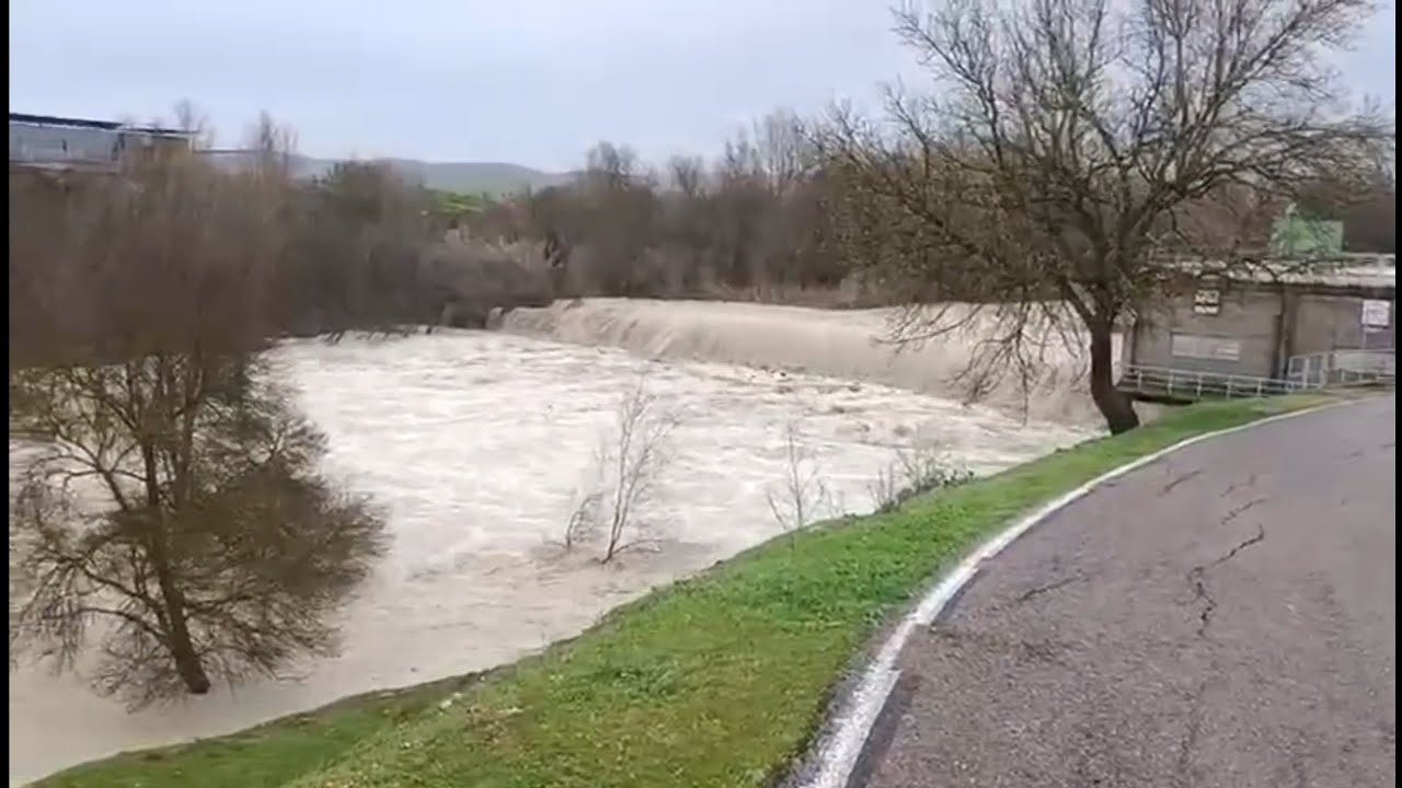 🌊 El Guadalquivir se desborda en el Puente del Obispo y mantiene en alerta otros pasos de la zona