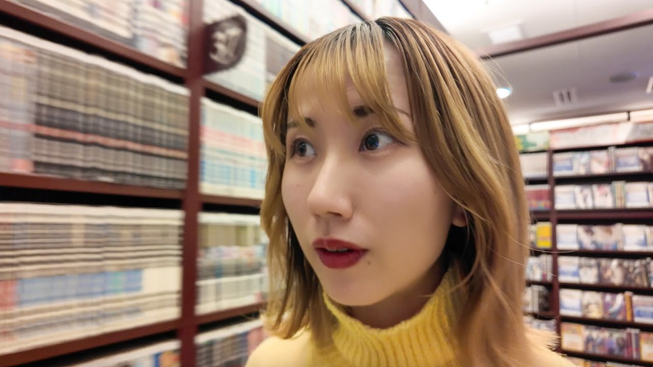 A Japanese woman's daily life spent alone in a manga cafe on Christmas.