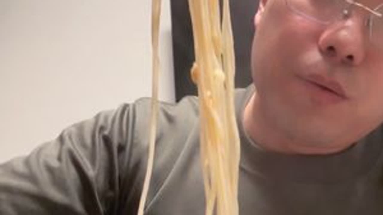 陌妈出差，当爸的担起接娃重任，必须给她安排她最爱吃的西红柿鸡蛋面！#饺子的vlog #陌老板