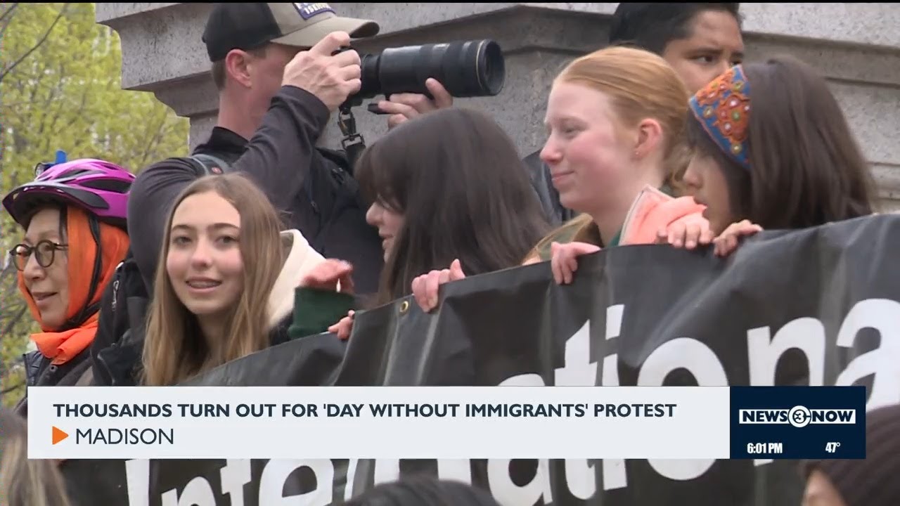 Тысячи людей вышли на марш протеста в День без иммигрантов.