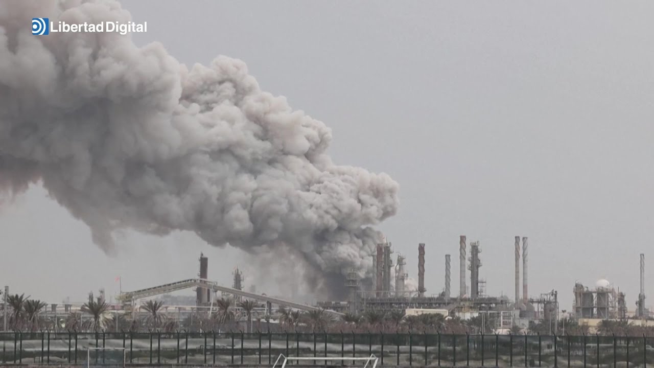 GUERRA | Enorme columna de humo tras el ataque con drones contra una refinería en Baréin