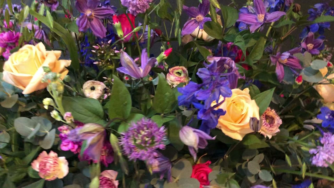 Rouwbloemen Haarlem - in plukboeket stijl gemaakte afscheidsbloemen