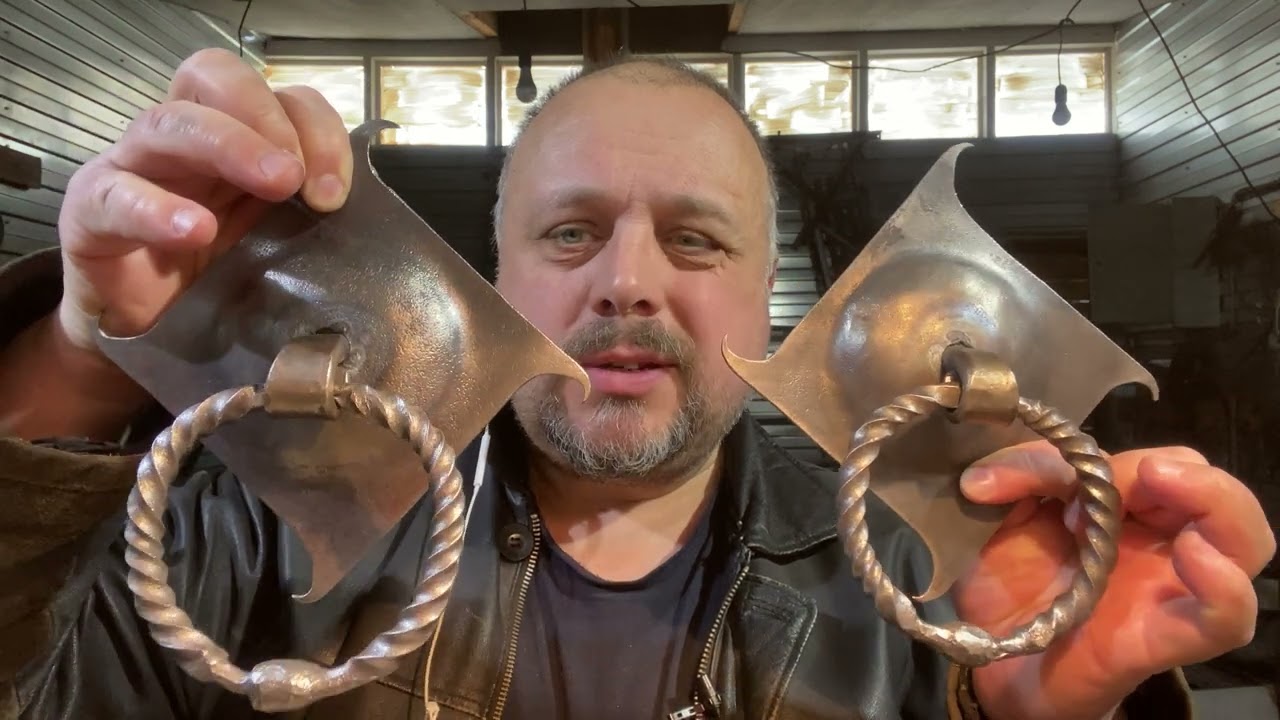 Они хотели, чтобы ни у кого из соседей таких не было: кованые дверные ручки с завитками и кручением