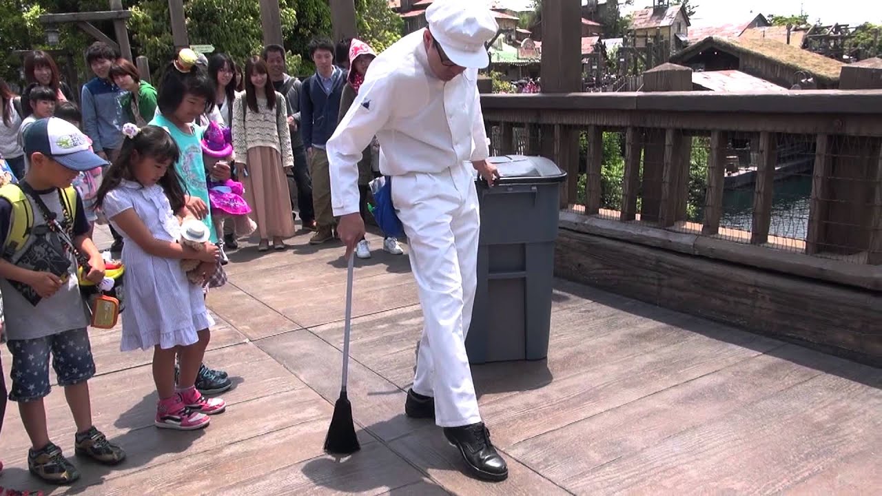 Something sounds from bridge? (Fun custodial cast, Tokyo Disneysea)