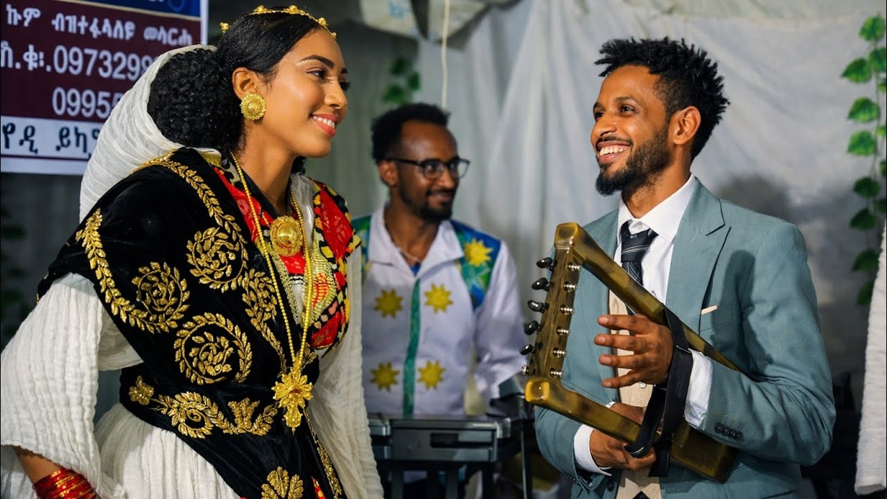 ዩቱብ ዘናወጸ መርዓ ኣርቲስት ዓወት ተስፋይ ወዝቢ ኣብ መርዓ ተረኪቡ ዳስ ምሉእ ሰርፕራይዝ ገይርዎ መርዓት ብታሕጓስ ናብ መድረክ ወጺኣ Awet Tesfay 