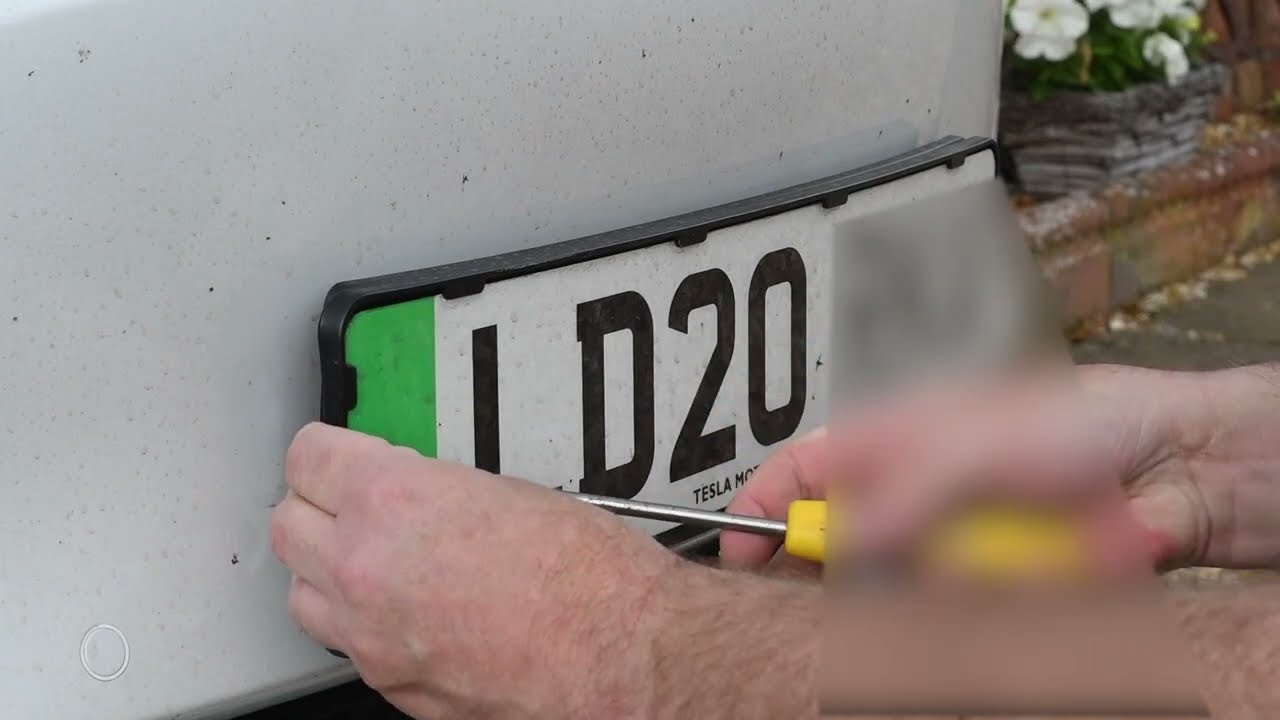 Снятие переднего номерного знака Tesla и замена его на винил